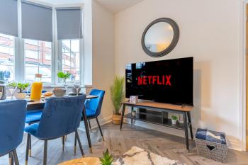 Luxury 4 Bed House Near Birmingham Sleeps 10 Free Parking Fast WiFi, Birmingham (photo 3)