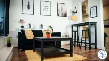 Penthouse - Amazing City Skyline Views - Balcony - FREE extra 2 hours - FREE Parking - Utilita Arena - Bullring Shopping - New St Station- Super King Size Bed, Birmingham (foto 4)