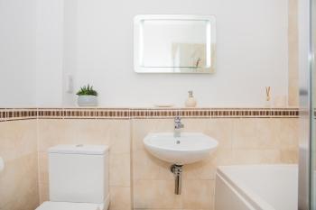 Newbridge Road, Spacious One Bedroom, Bath (photo 3)