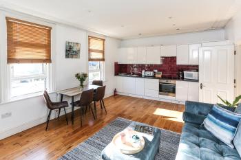 Newbridge Road, Spacious One Bedroom, Bath (photo 5)