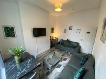 Huge 7 Bed Home For Groups, Liverpool (photo 2)