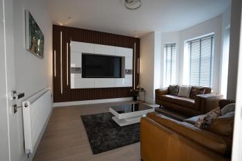 Luxury 6-Bed Home Near City Centre, Sleeps 12 plus- Cinema Room, Games Room, 5 Bathrooms & Driveway for Multiple Cars, Manchester (photo 2)