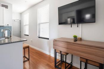 OTR, QUEEN Bed, 50in TV, Workspace, Near Lightrail, Cincinnati (foto 3)