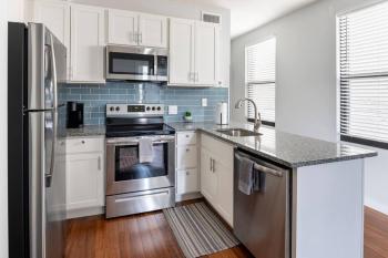 OTR, QUEEN Bed, 50in TV, Workspace, Near Lightrail, Cincinnati (foto 2)