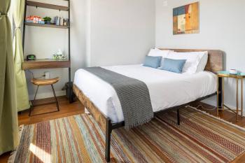 OTR, QUEEN Bed, 50in TV, Workspace, Near Lightrail, Cincinnati (foto 4)