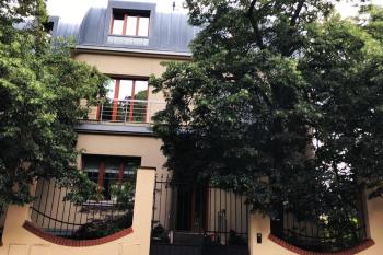 Huge luxury central Prague VILLA, 6 beds and baths, terraces, double garage, Praha (fotografie 5)