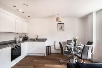 StayZeni, Alexandra Rise Manchester Roomy 1 Bed, Manchester (photo 3)