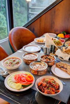LUXE RESORTS - CENTRALLY HEATED AIR CONDITIONED HOTEL in THE HEART OF KASAULI, Kasauli (foto 5)