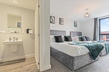 Vibrant Bliss - Luxury City Centre stay, SLEEPS 8, Central Location, BULLRING, Fully Equipped Kitchen, KING BED, 2 Bathrooms,Terrace city view, Free WIFI and Board Games, Birmingham (fotografie 5)
