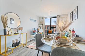 Vibrant Bliss - Luxury City Centre stay, SLEEPS 8, Central Location, BULLRING, Fully Equipped Kitchen, KING BED, 2 Bathrooms,Terrace city view, Free WIFI and Board Games, Birmingham (fotografie 4)