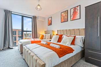 Vibrant Bliss - Luxury City Centre stay, SLEEPS 8, Central Location, BULLRING, Fully Equipped Kitchen, KING BED, 2 Bathrooms,Terrace city view, Free WIFI and Board Games, Birmingham (fotografie 3)