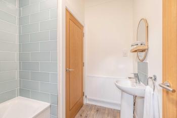 Stylish Apartment 5 min Walk to Castle - By Tempstay, Windsor (photo 4)