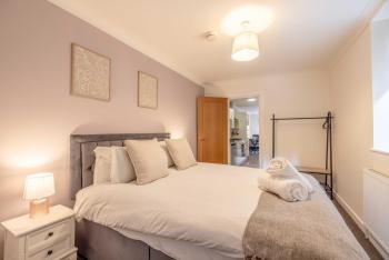 Stylish Apartment 5 min Walk to Castle - By Tempstay, Windsor (photo 3)