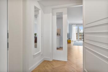 CLS Zentrale City-Wohnung in Hamburg mit E-Laden und Tiefgarage, Klimaanlage, gratis WLAN, Smart TV, großer Balkon, Blick über Hamburg, Parkplatz, Cafe im Haus, Bushaltestelle direkt gegenüber, Flex Check In, Hamburgo (foto 5)