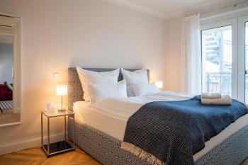 CLS Zentrale City-Wohnung in Hamburg mit E-Laden und Tiefgarage, Klimaanlage, gratis WLAN, Smart TV, großer Balkon, Blick über Hamburg, Parkplatz, Cafe im Haus, Bushaltestelle direkt gegenüber, Flex Check In, Hamburgo (foto 3)