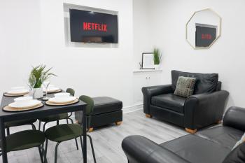 Central Location Liverpool, Modern Home, 4 BR, Sleeps 9, Free Parking, Liverpool (photo 5)