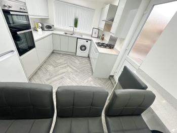 Central Location Liverpool, Modern Home, 4 BR, Sleeps 9, Free Parking, Liverpool (photo 4)