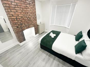 Central Location Liverpool, Modern Home, 4 BR, Sleeps 9, Free Parking, Liverpool (photo 2)