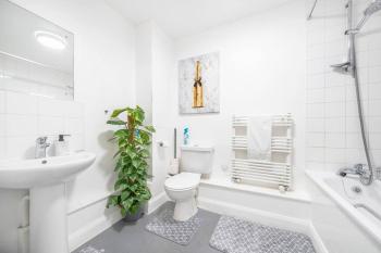 Luxury Central London Balcony 1-Bed Apartment w Parking, London (photo 3)