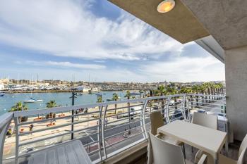 Large & Modern 3BR Seafront Apartment with Large Balcony - Close to Saint Julian's, Sliema, & Manoel Island, Il-Gżira (photo 3)