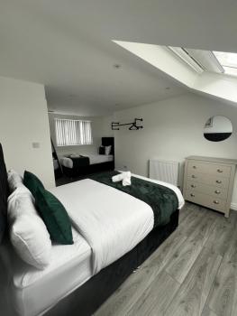 Central Location Liverpool, Modern Home, 4 BR, Sleeps 9, Free Parking, Liverpool (photo 2)
