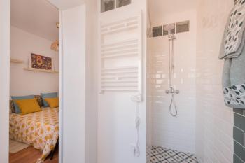 Bright and Cheerful Room with Modern Comforts and Private Bathroom, Madrid (foto 3)