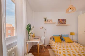 Bright and Cheerful Room with Modern Comforts and Private Bathroom, Madrid (foto 2)