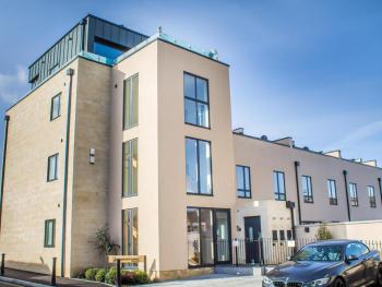 Stylish and central two bedroom & two bathroom apartment with free parking, Bath (foto 5)