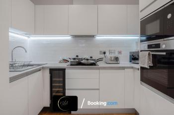 Modern City Centre Apartment 2 Bedroom 2 Bath Sleeps 6, Netflix And WiFi, Birmingham (photo 3)