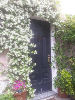 Casa Mari - free secure parking, breakfast, private bathroom, wifi, garden, aircon, 5 min walk to metro and train station, Milan (photo 2)