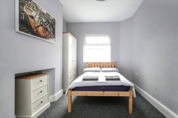 5 bedroom house, free parking, near football, sleeps 8, Liverpool (photo 3)