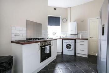 5 bedroom house, free parking, near football, sleeps 8, Liverpool (photo 4)