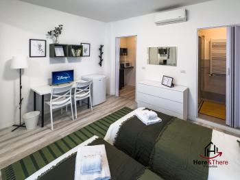 Comfort Suite - Airport 5min - AC - Smart TV, Janov (fotografie 2)