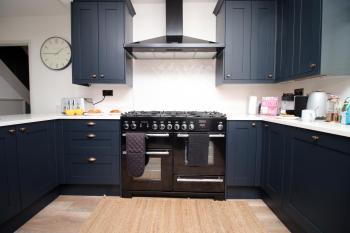 Modern 3BR Bath Home, Sleeps 6, Driveway Parking, Families & Contractors Deal, Бат (фото 4)