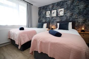 Modern 3BR Bath Home, Sleeps 6, Driveway Parking, Families & Contractors Deal, Бат (фото 2)