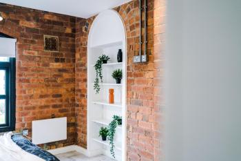 2 King Size Beds in Manhattan styled Oversize Apartment, Leeds (photo 3)