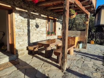 Stone house (Каменната къща), Lešten (fotografie 2)