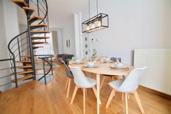 Heart of Grand Place - Stunning 3BR Triplex, Брюссель (фото 3)