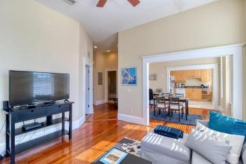 Open & Bright - 5 min drive to TIAA Bank field, Jacksonville (photo 3)