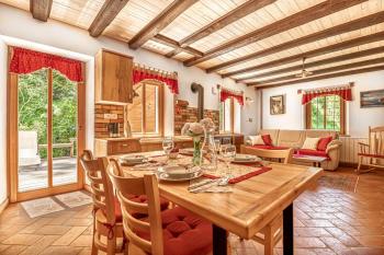 House By The Stream - Happy Rentals, Avče (фото 4)