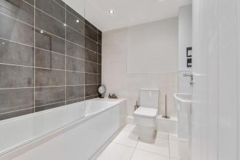 1 Bed Modern Apartment in a Converted Mill, Leeds (photo 3)