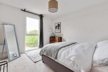 1 Bed Modern Apartment in a Converted Mill, Leeds (photo 4)