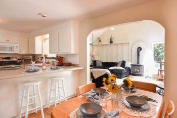 Bright & Open Central A C Dog Friendly, Barnstable (photo 2)
