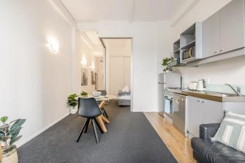 Open-plan living in the heart of CBD Zodiak Stays, Auckland (photo 4)