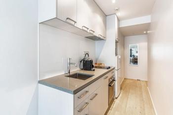 Central studio private balcony by Zodiak Stays, Auckland (photo 4)