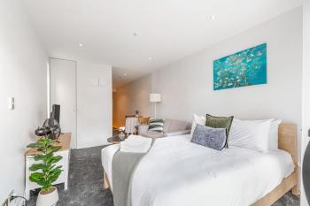 Central studio private balcony by Zodiak Stays, Auckland (photo 5)