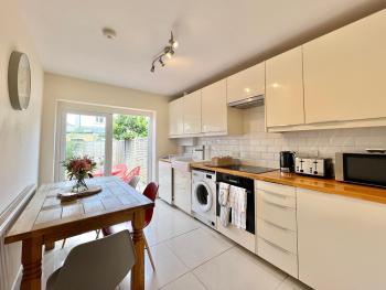Charming Central Windsor 2 Bed Cottage Private Garden Legoland Ascot Windsor Castle Thorpe Park Heathrow Airport, Windsor (zdjęcie 4)
