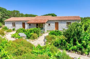 Residence surrounded by greenery with swimming pool in Badesi just 300 meters from the sea, Badesi (fotografie 3)