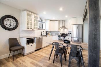 NN - Flats on 4th #1 - Downtown 2-bed 2-bath, Whitehorse (zdjęcie 3)