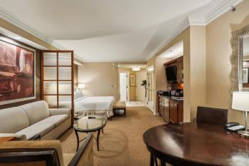 MGM Signature Deluxe Balcony Strip View Suite, Las Vegas (photo 3)